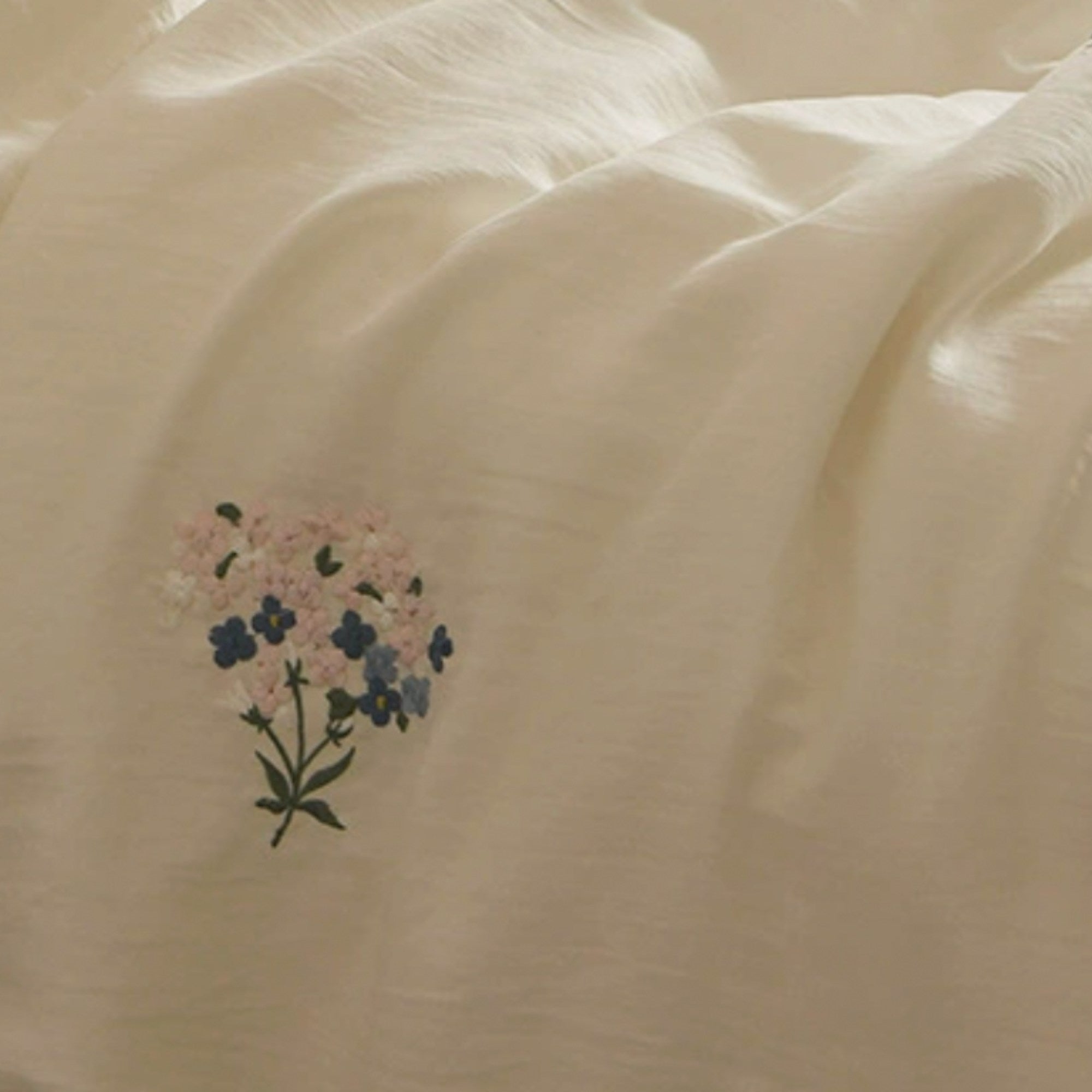 Embroidered Tencel Cooling Quilt – Lightweight Floral Summer Bedspread