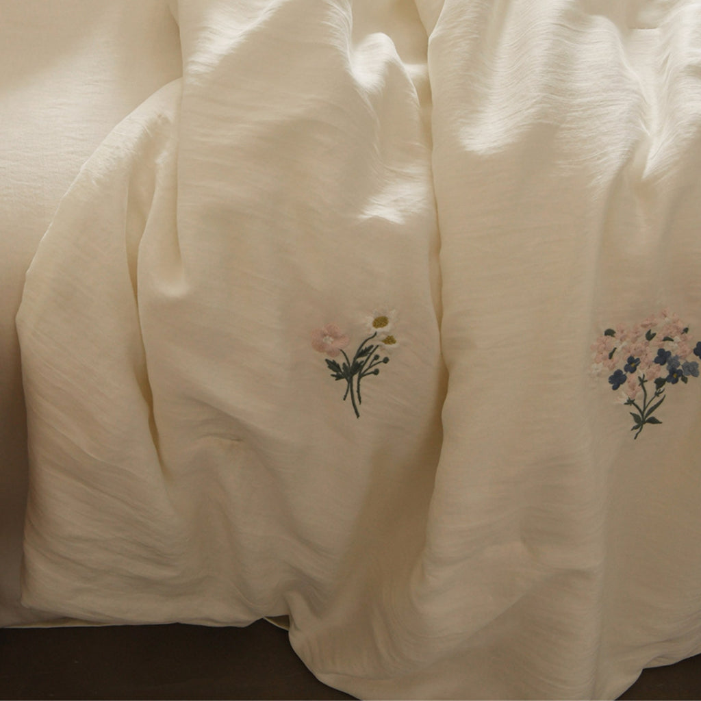 Embroidered Tencel Cooling Quilt – Lightweight Floral Summer Bedspread