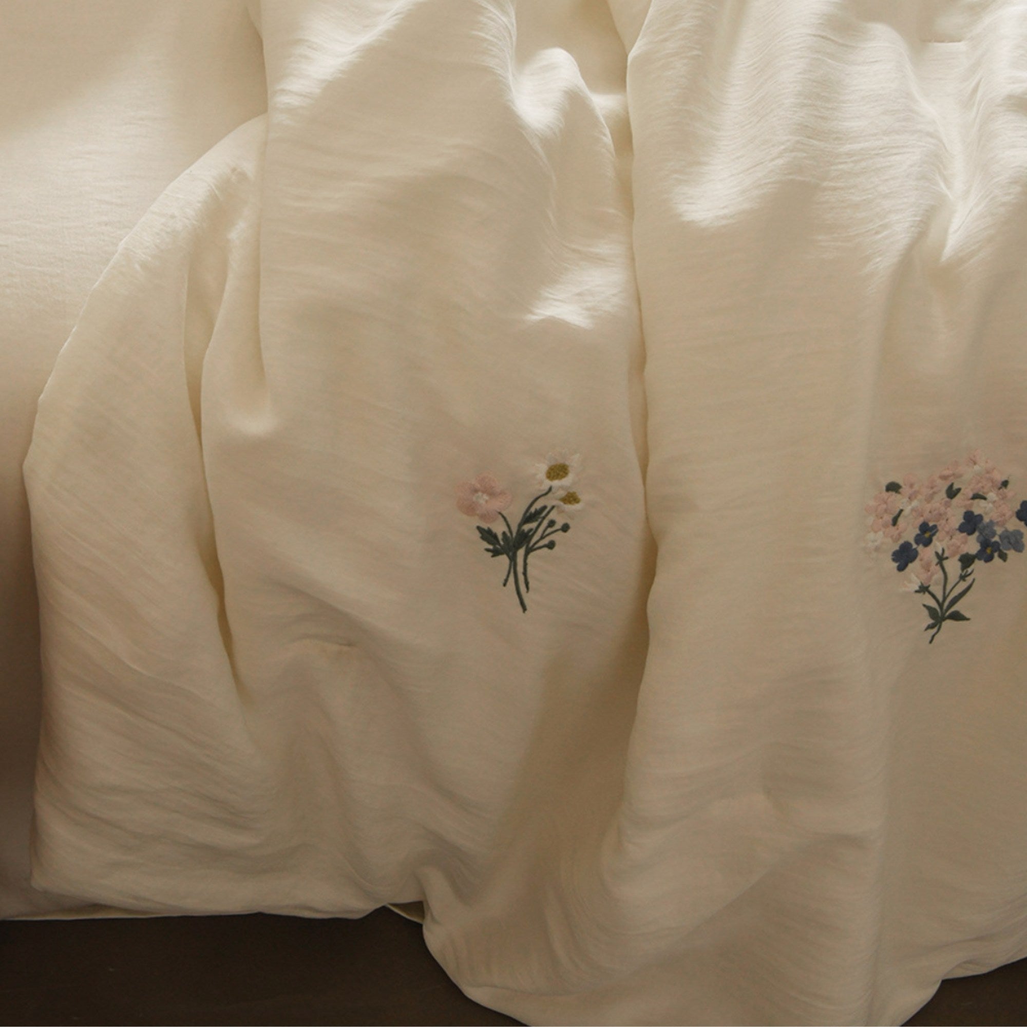 Embroidered Tencel Cooling Quilt – Lightweight Floral Summer Bedspread