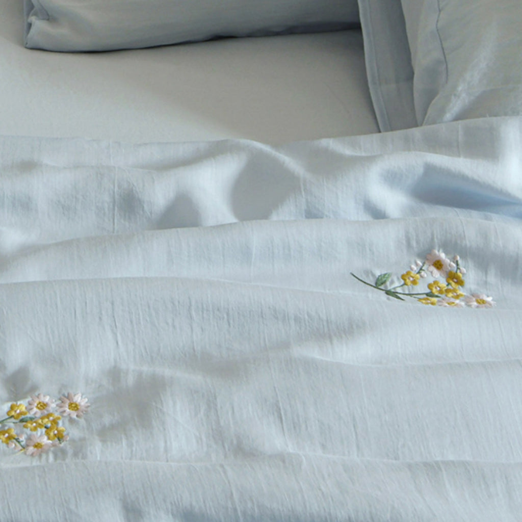 Embroidered Tencel Cooling Quilt – Lightweight Floral Summer Bedspread