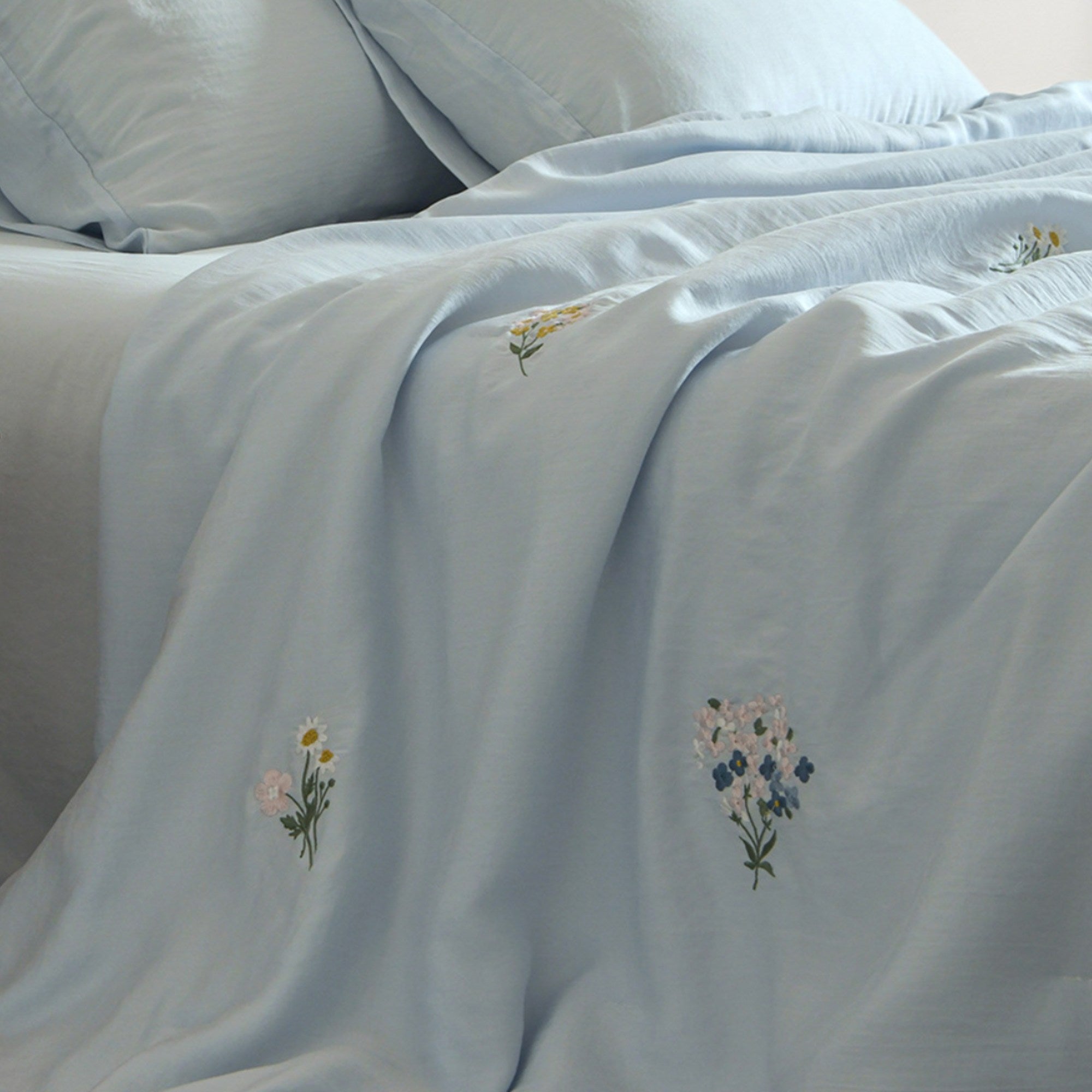 Embroidered Tencel Cooling Quilt – Lightweight Floral Summer Bedspread