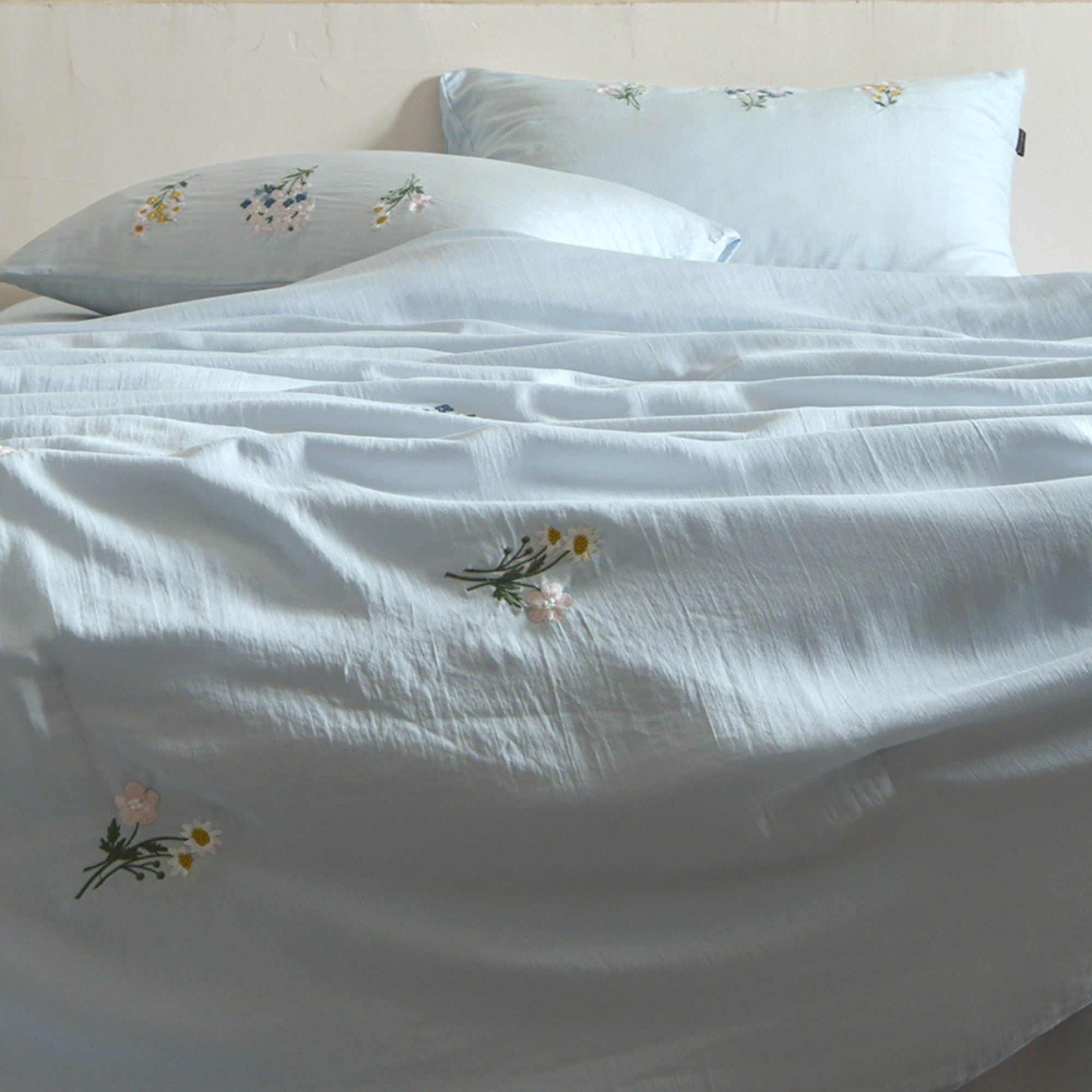 Embroidered Tencel Cooling Quilt – Lightweight Floral Summer Bedspread