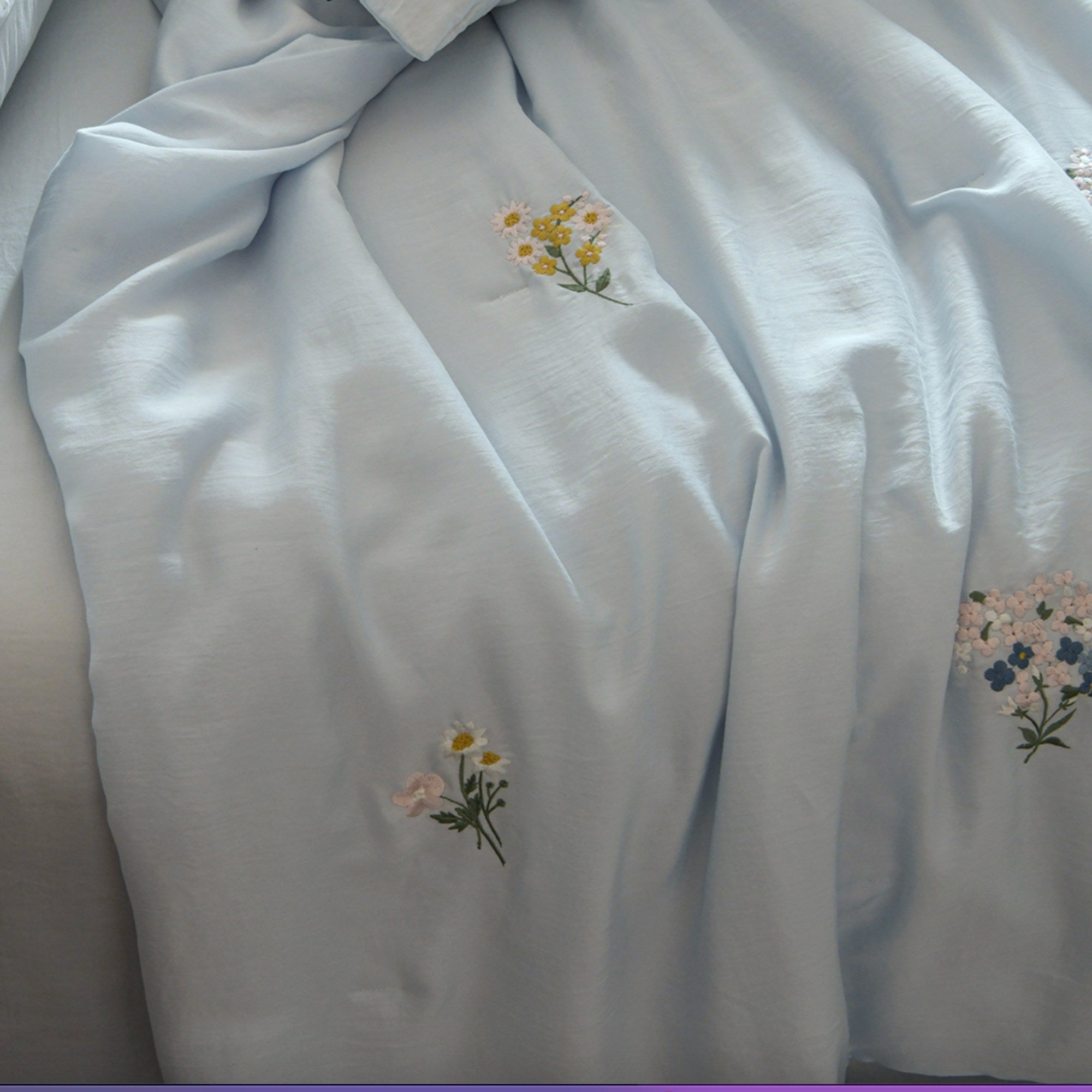 Embroidered Tencel Cooling Quilt – Lightweight Floral Summer Bedspread