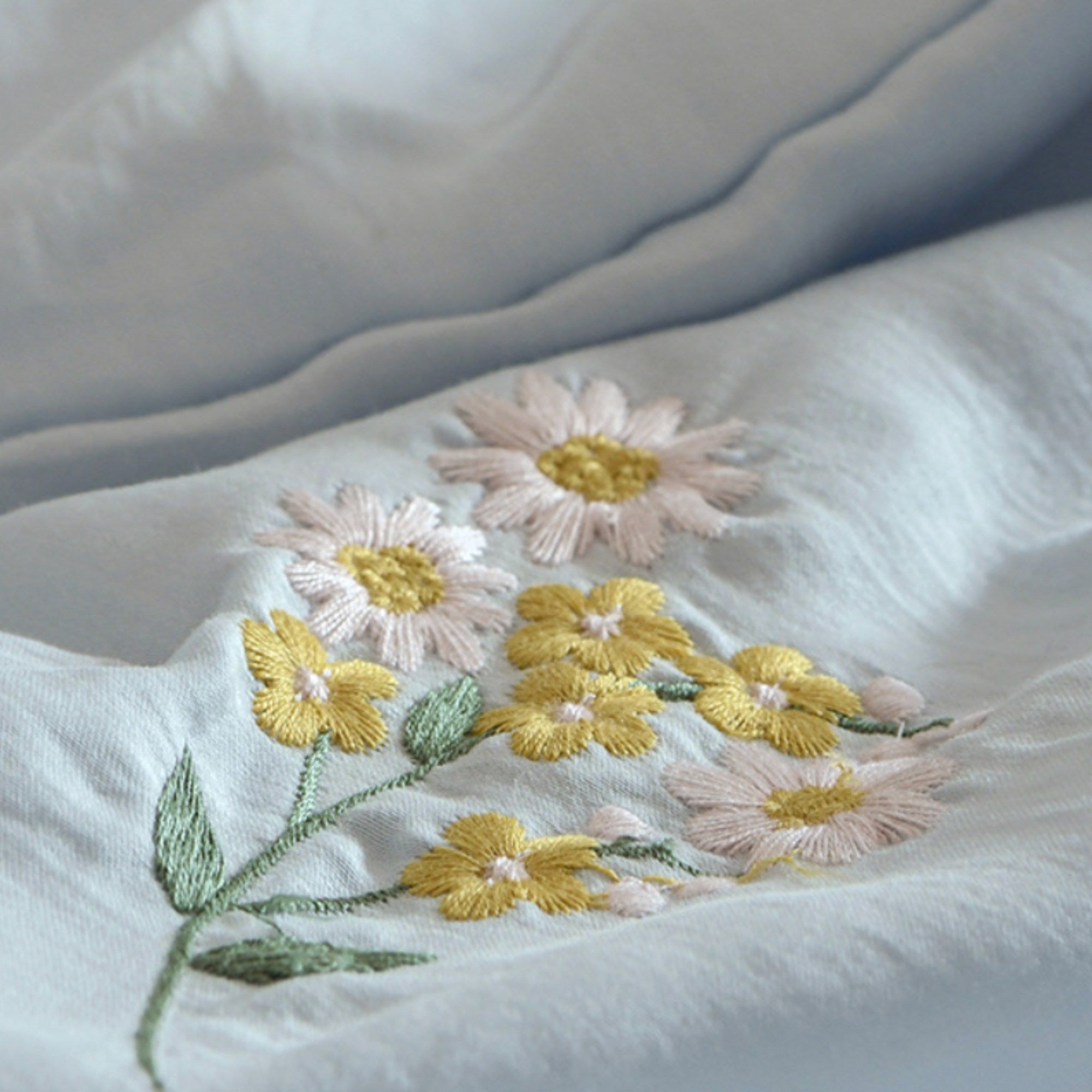 Embroidered Tencel Cooling Quilt – Lightweight Floral Summer Bedspread