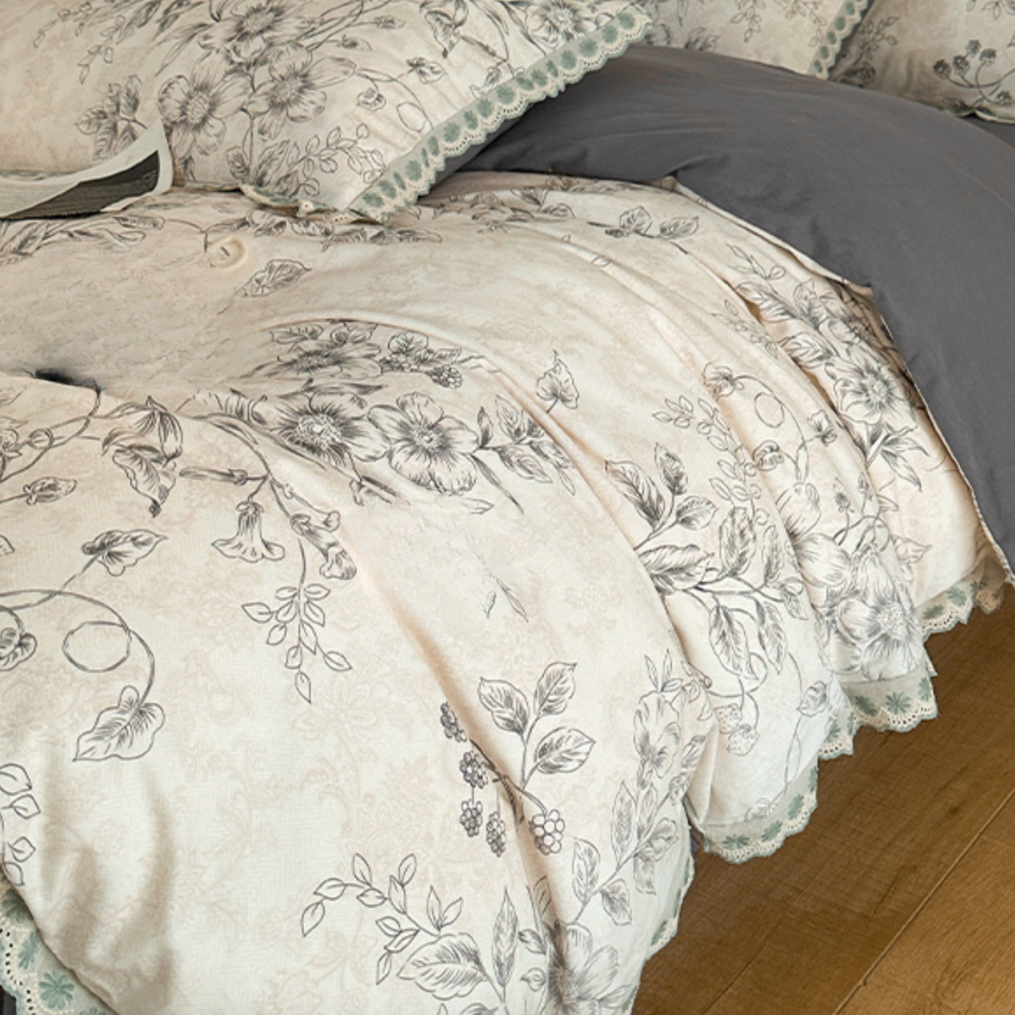 Neutral Floral Bedding Set – Airy Cottage Bedroom Style