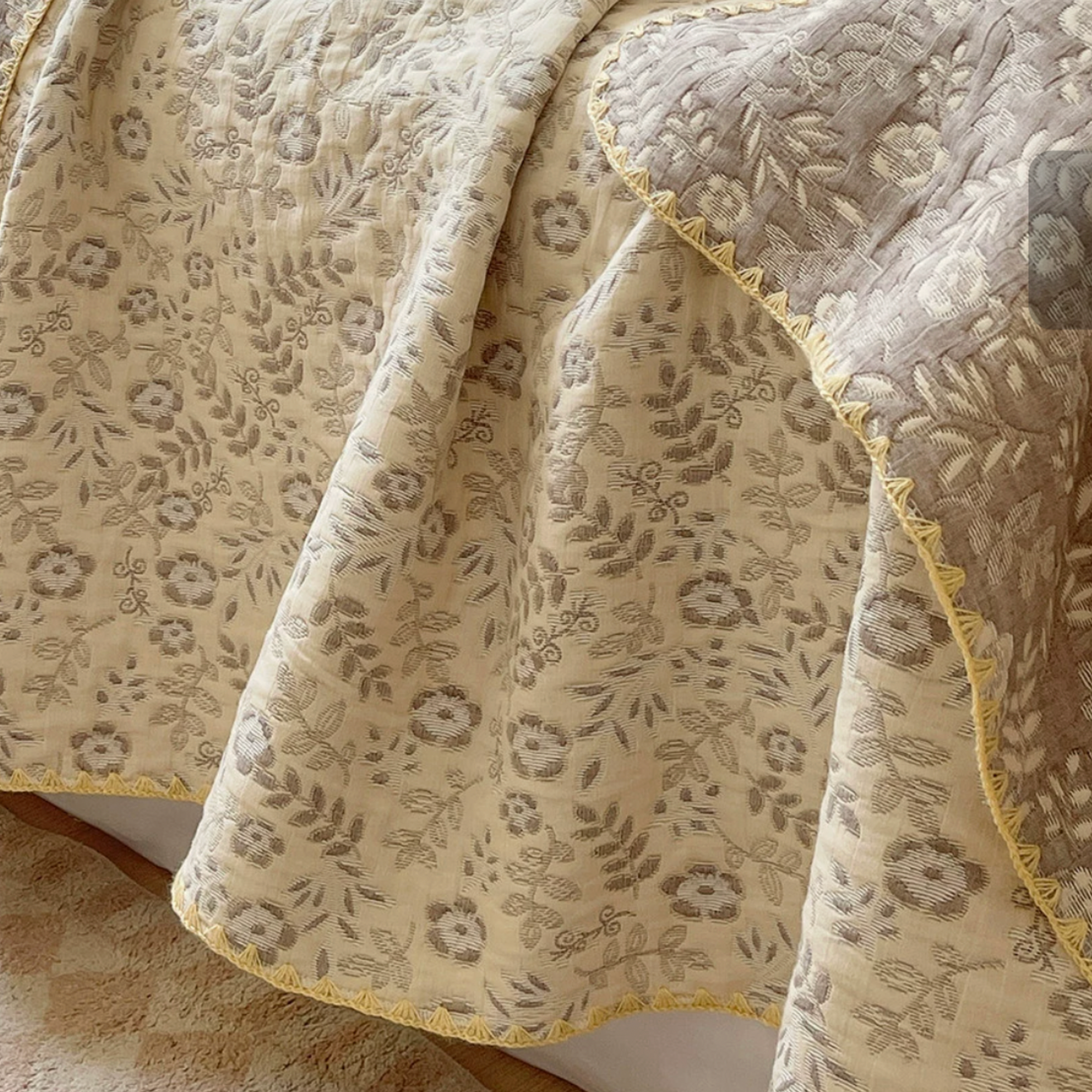 Vintage Floral Muslin Cotton Quilt – Soft Lightweight Bedspread for Cozy Bedrooms