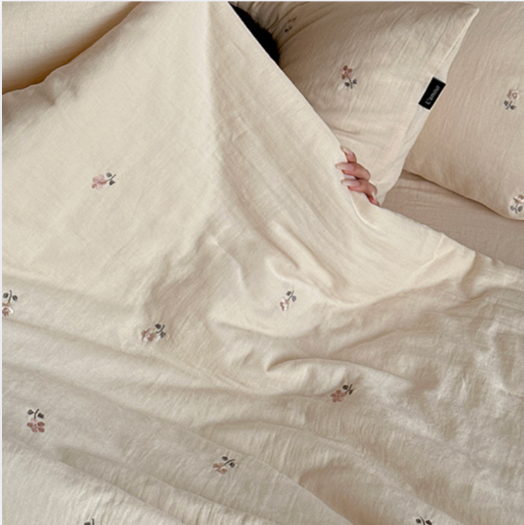 Embroidered Cotton Gauze Summer Quilt – Soft Breathable Floral Bedding